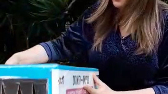 פאולה רוזנברג עוזרת לחתולי רחוב